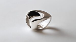 Comment choisir une grosse bague en argent moderne pour femme